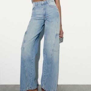 Zara high-rise wide-leg cargo denim jeans in a light wash
Size 2
